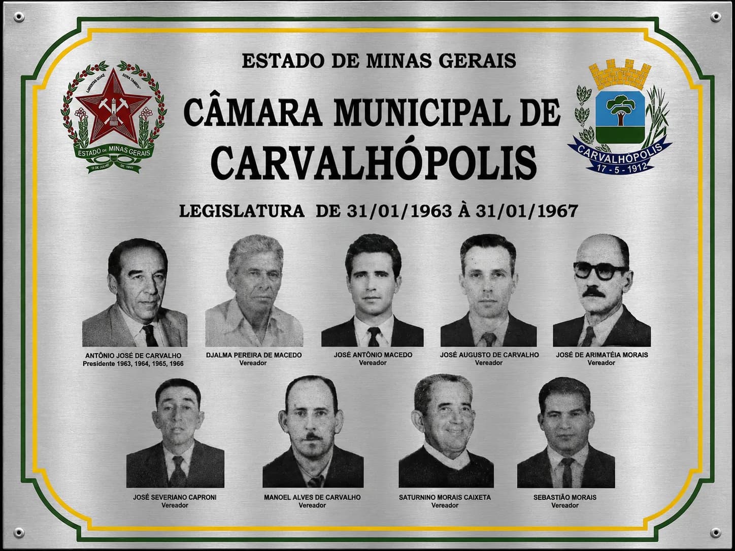 Placa da legislatura 1963–1967, com os retratos e os nomes dos vereadores