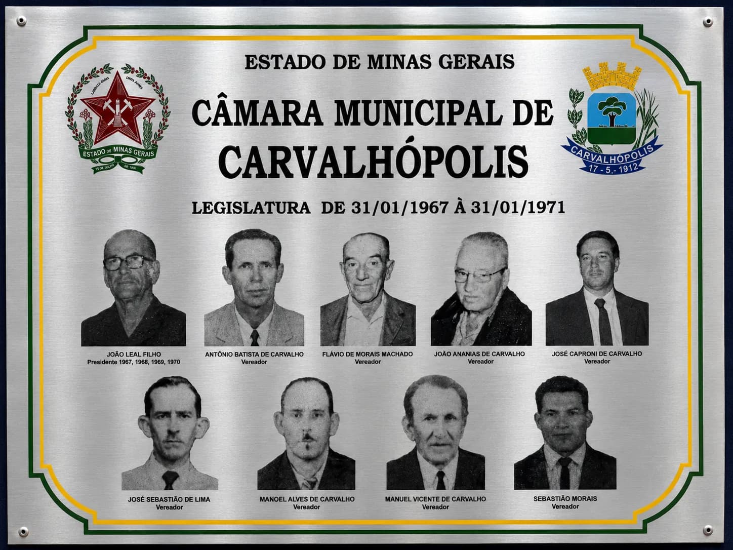Placa da legislatura 1967–1971, com os retratos e os nomes dos vereadores