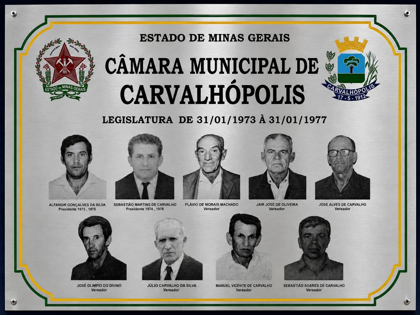 Placa da legislatura 1973–1977, com os retratos e os nomes dos vereadores