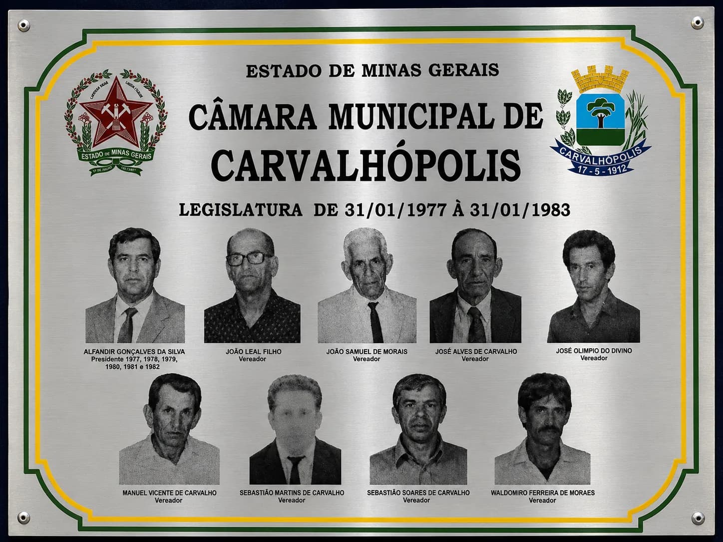 Placa da legislatura 1977–1983, com os retratos e os nomes dos vereadores