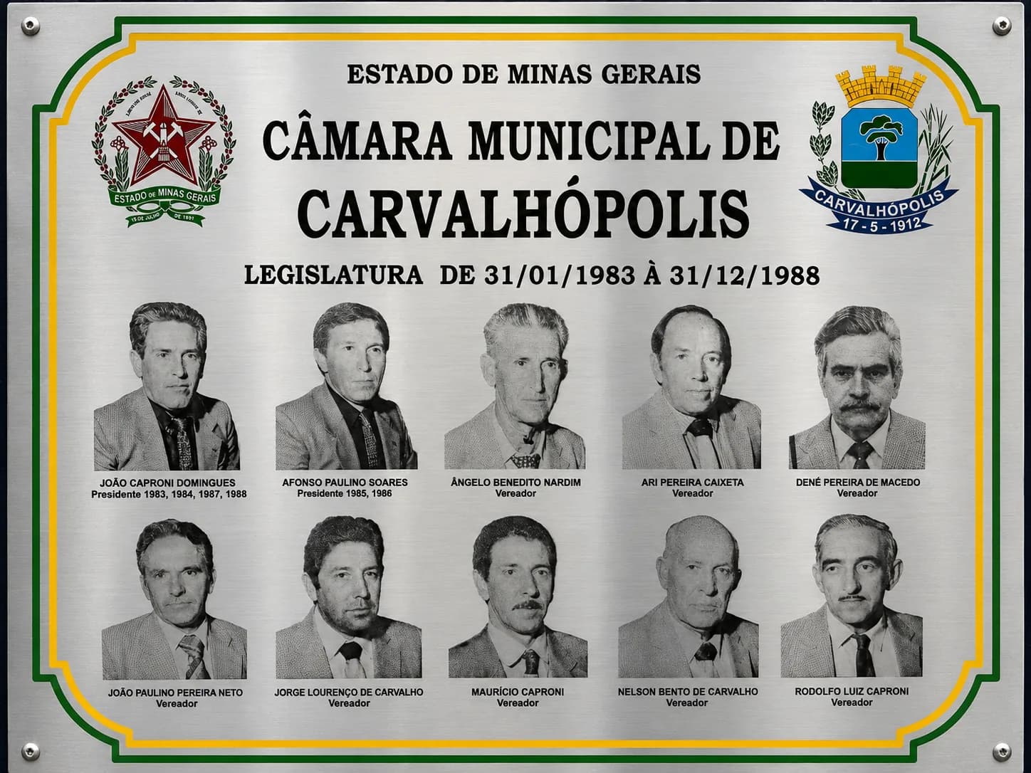 Placa da legislatura 1983–1988, com os retratos e os nomes dos vereadores