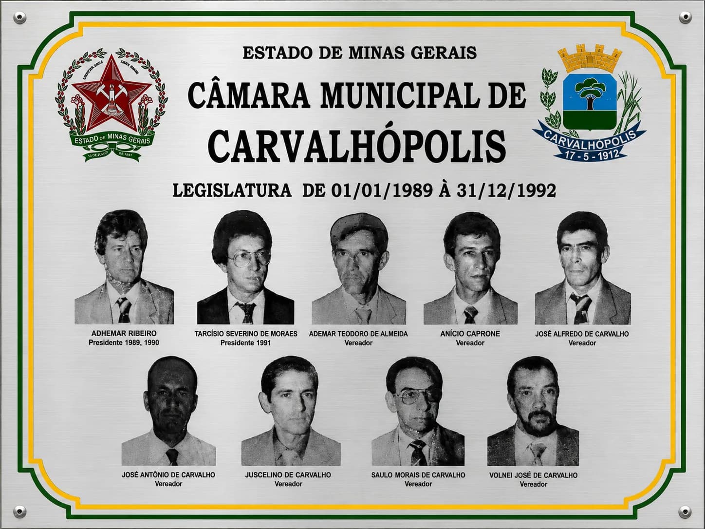 Placa da legislatura 1989–1992, com os retratos e os nomes dos vereadores