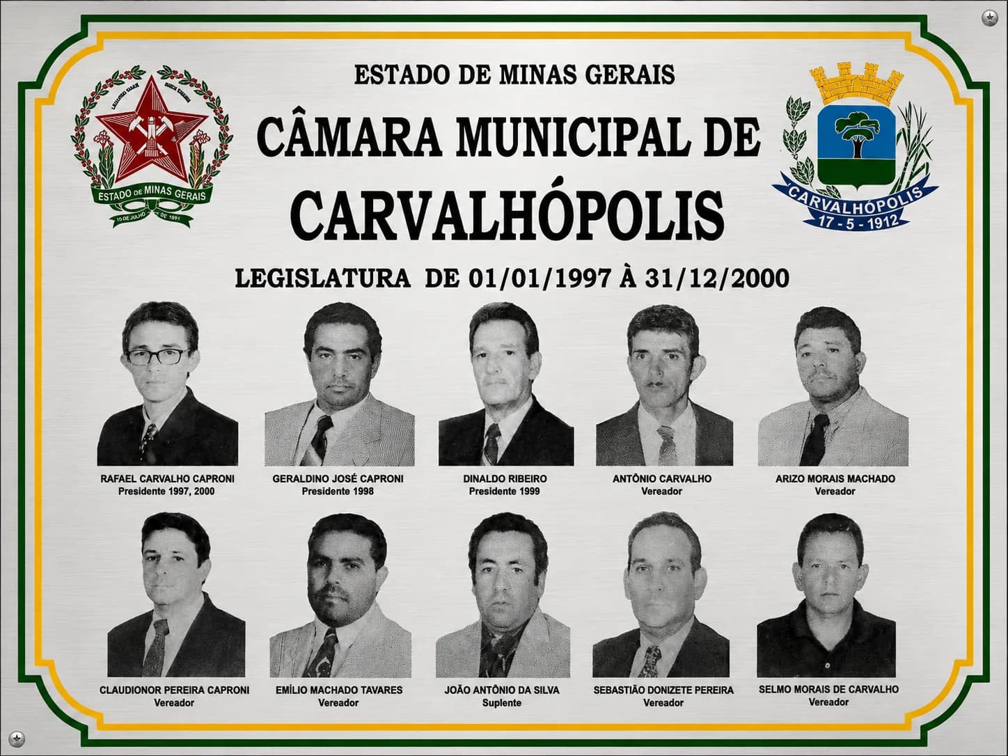Placa da legislatura 1997–2000, com os retratos e os nomes dos vereadores