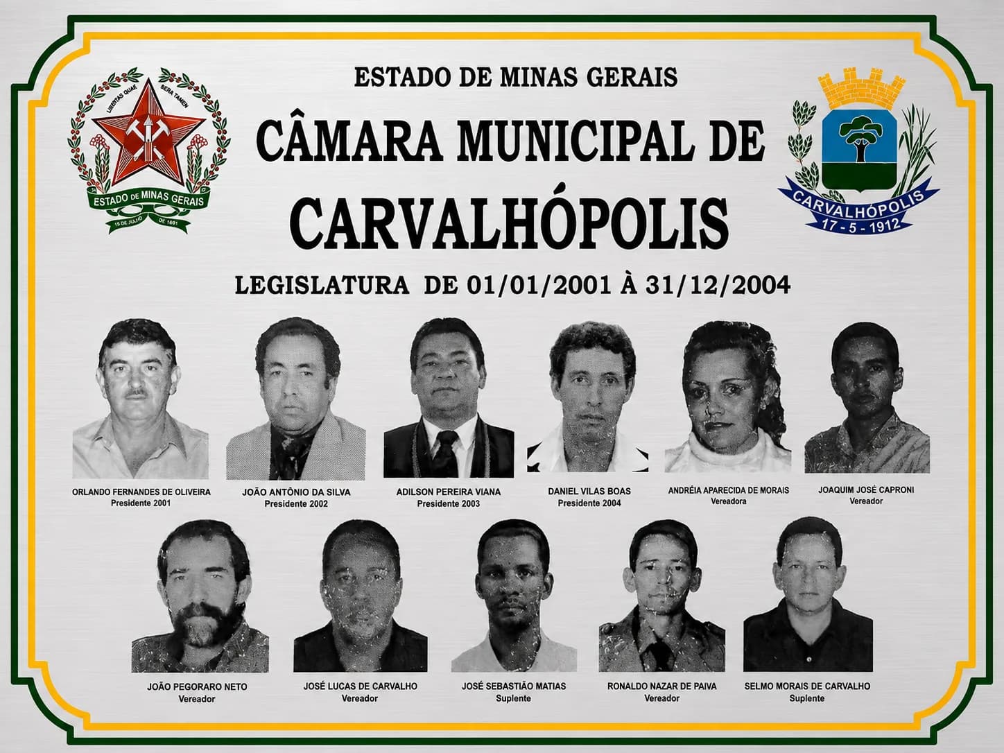 Placa da legislatura 2001–2004, com os retratos e os nomes dos vereadores