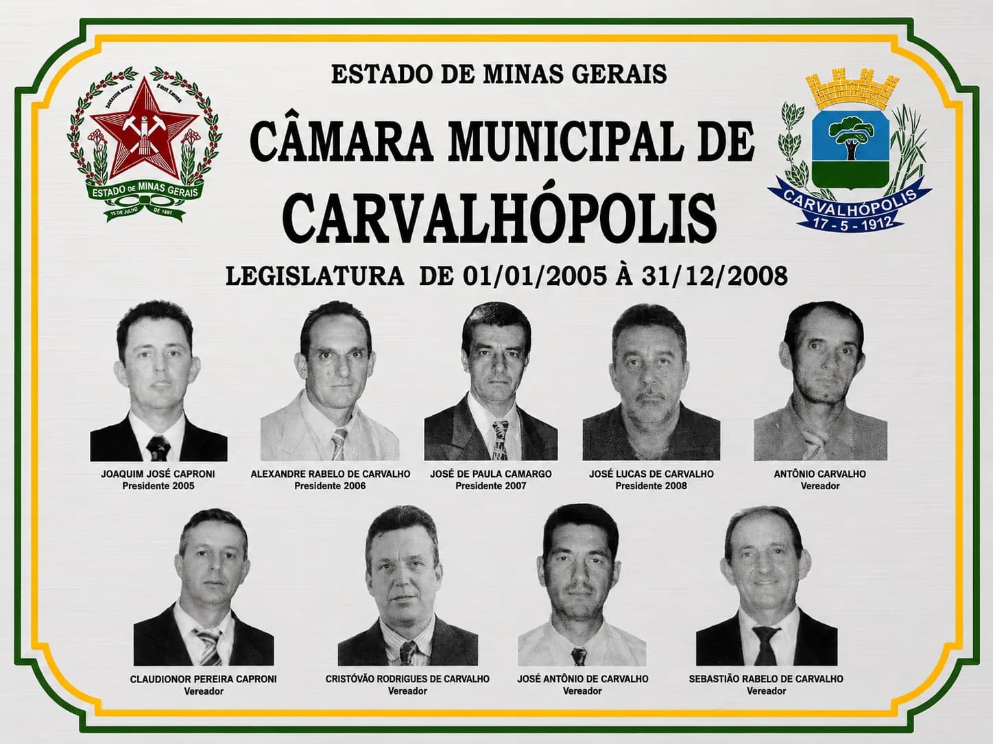 Placa da legislatura 2005–2008, com os retratos e os nomes dos vereadores