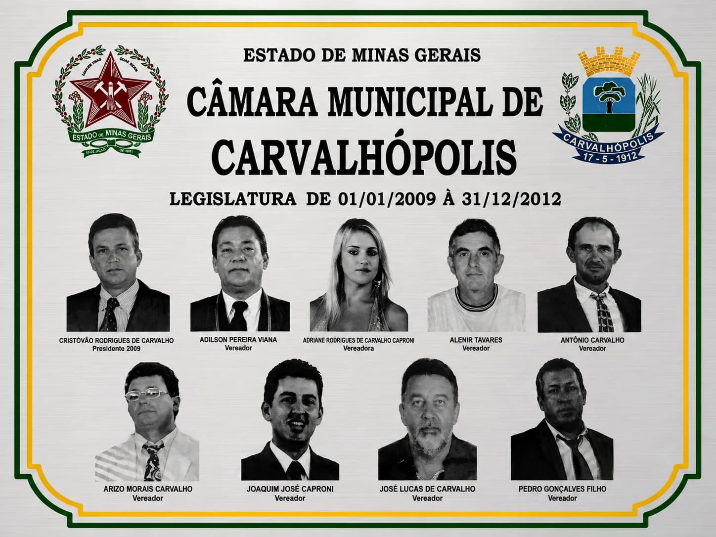 Placa da legislatura 2009–2012, com os retratos e os nomes dos vereadores