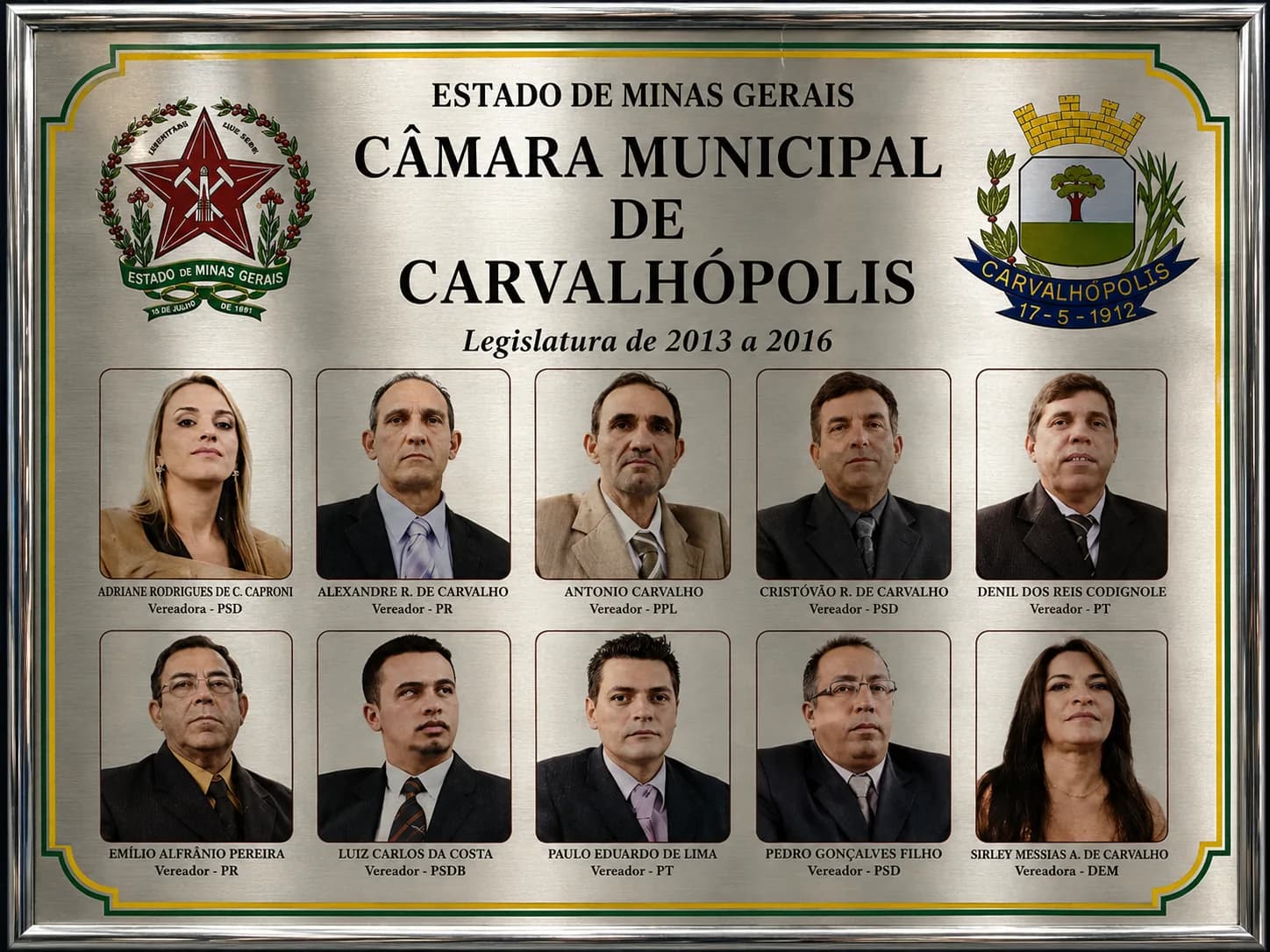 Placa da legislatura 2013–2016, com os retratos e os nomes dos vereadores