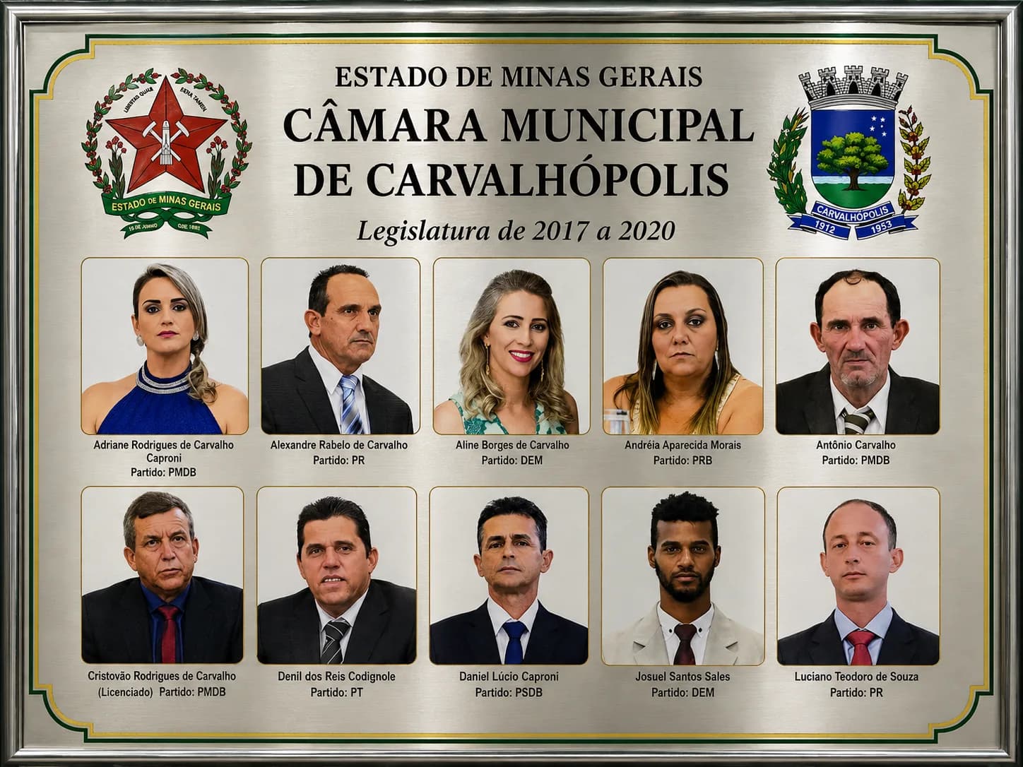 Placa da legislatura 2017–2020, com os retratos e os nomes dos vereadores