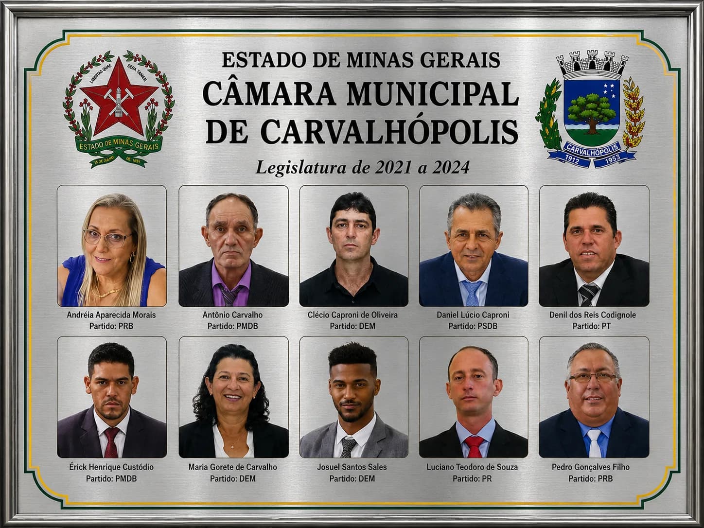 Placa da legislatura 2021–2024, com os retratos e os nomes dos vereadores